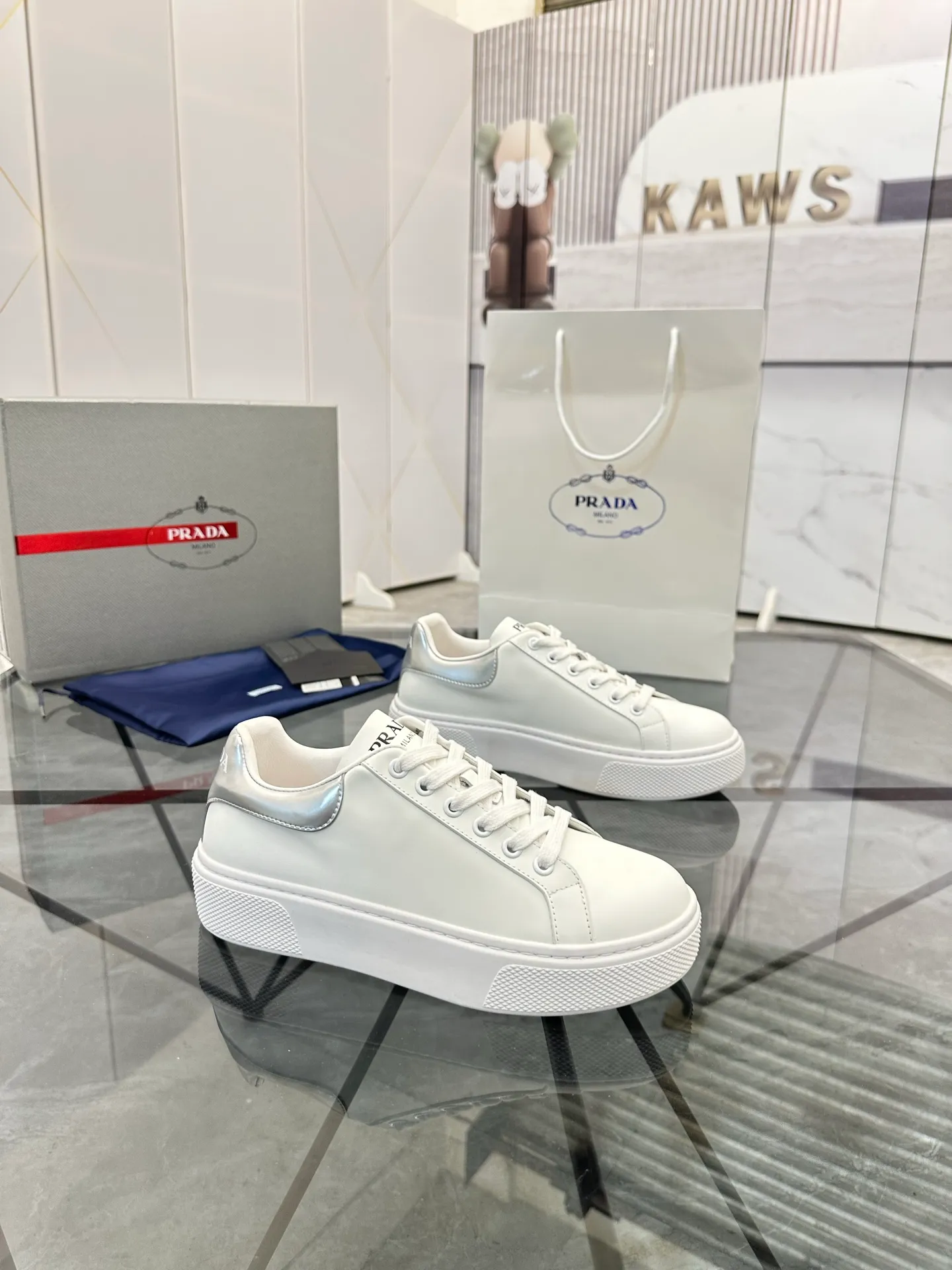 Men's shoes for sale 💰: 💰P520¥ High-end top quality Product trademark: Prada *"Prada*" low-top casual shoes Regular size: 35-45 (can be customized to 46) Couple style Product materials: imported first-layer cowhide leather upper, water-dyed sheep lining, original ultra-light foam outsole. No.: H201